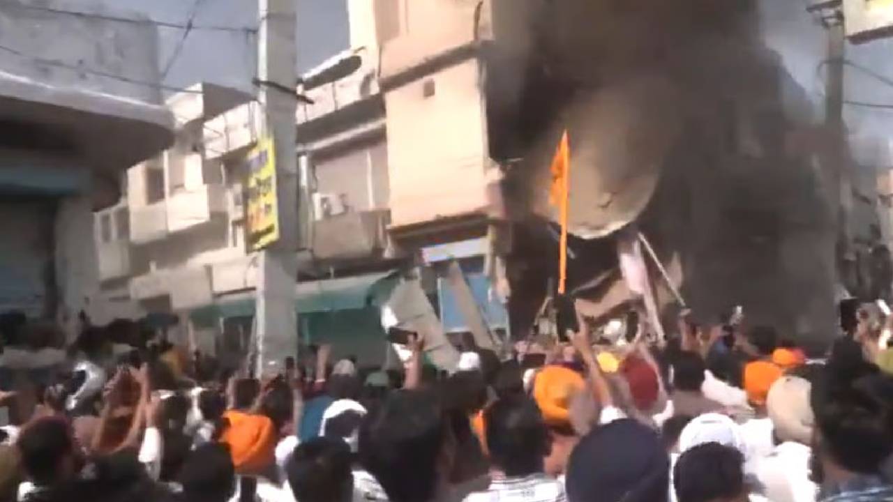 पंजाब में झोटा हत्याकांड के बाद उबाल, आरोपी के घर पर चला बुलडोजर:गुस्साई भीड़ ने मेडिकल स्टोर फूंका