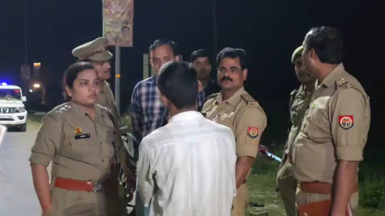 उन्नाव में खौफनाक वारदात! हाईवे किनारे बक्से में मिला युवक का शव, पत्नी से पूछताछ के बाद बढ़ा सस्पेंस