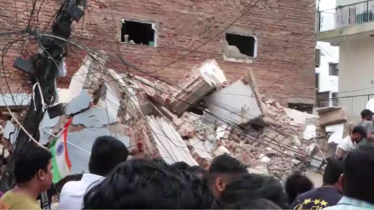 Delhi News:दिल्ली के सत्य निकेतन में भरभराकर गिरी 3 मंजिला इमारत,मलबे में कई लोगों के दबे होने की आशंका;रेस्क्यू ऑपरेशन जारी