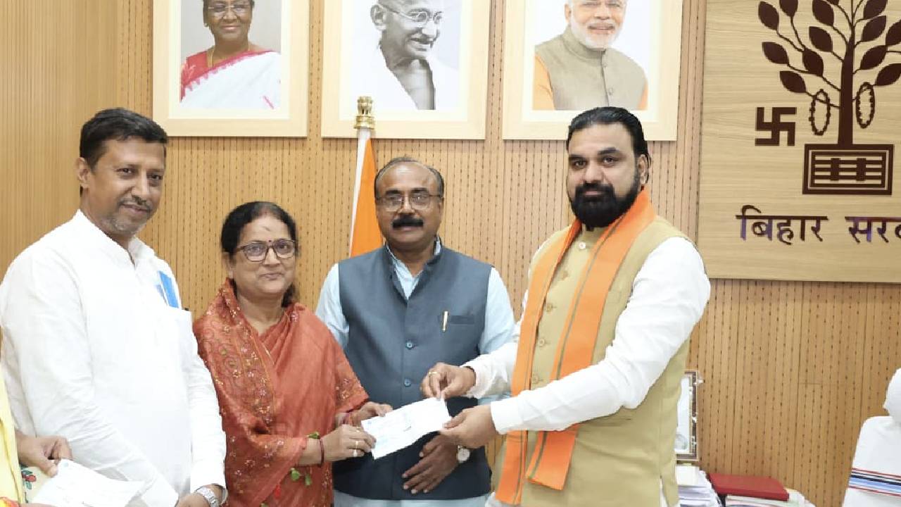 Bihar News:बिहार विधानसभा के मुख्य सचेतक एवं सचेतक ने एक-एक माह के वेतन का चेक मुख्यमंत्री राहत कोष के लिये मुख्यमंत्री को सौंपा, सीएम ने जताया आभार