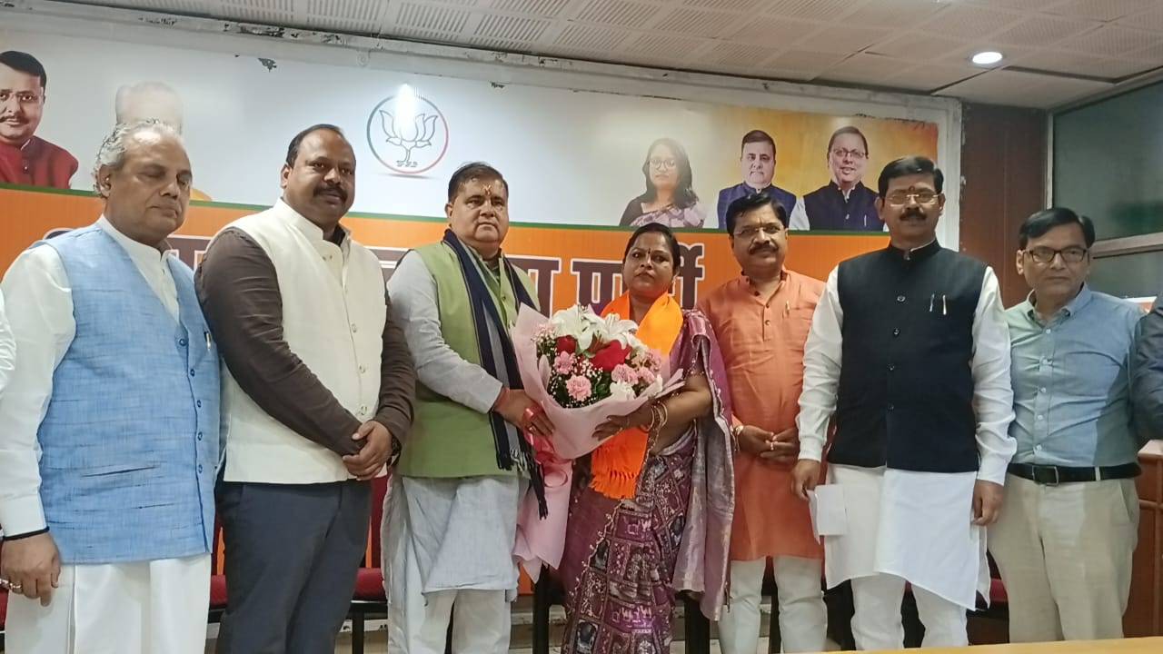 Uttrakhand News:चुनाव से पहले कांग्रेस को बड़ा झटका, महिला जिलाअध्यक्ष समेत कई जनप्रतिनिधि भाजपा में शामिल