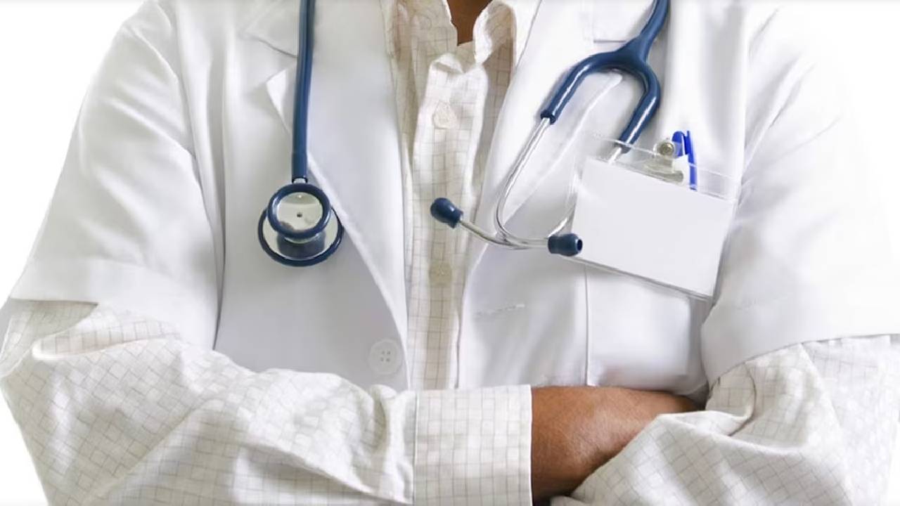 राजस्थान में 'मुन्नाभाई MBBS'! 8वीं पास शख्स पर फर्जी डॉक्टर बनने का आरोप, 100 बेड का अस्पताल चलाने का खुलासा