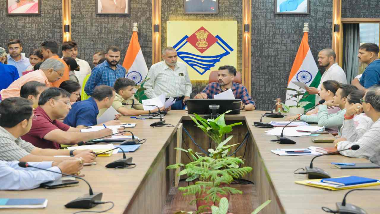 Uttarakhand News: 169 शिकायतें, कई का मौके पर समाधान, जनता की तकलीफ पर संवदेनशील दिखे डीएम