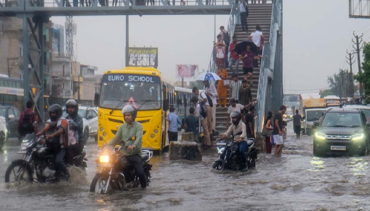 Heavy Rain: कुछ घंटों की बारिश में डूबा गुरुग्राम, सड़कें बनीं नदी, NH-48 धंसा