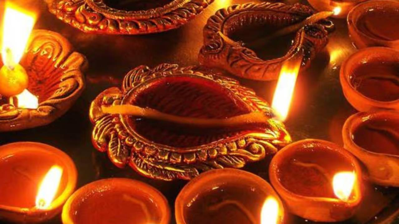 November Festivals 2026 नवंबर 2026 में पड़ेंगे कई बड़े व्रत-त्योहार, यहां देखें धनतेरस से दिवाली और छठ पर्व तक की डेट