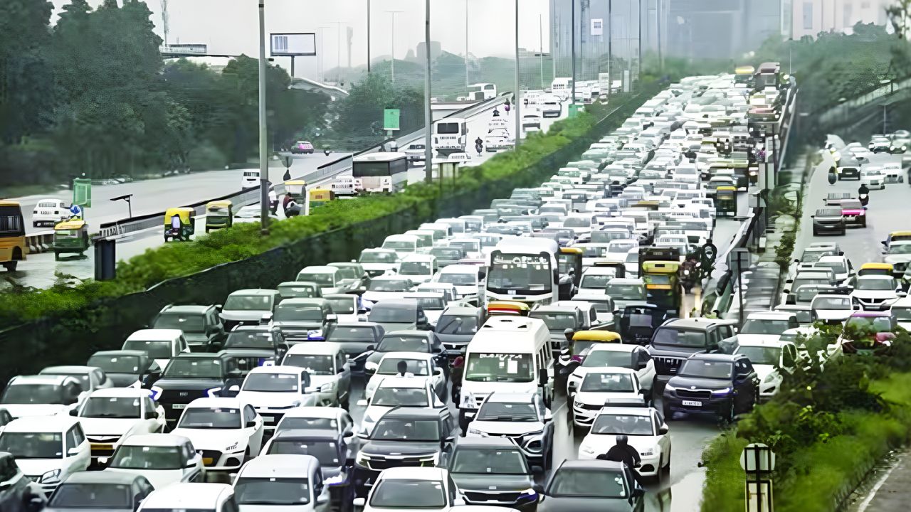 Delhi News: दिल्ली की इन सड़कों पर लग सकता है लंबा जाम, घर से निकलने से पहले देखें ट्रैफिक पुलिस की एडवाइजरी