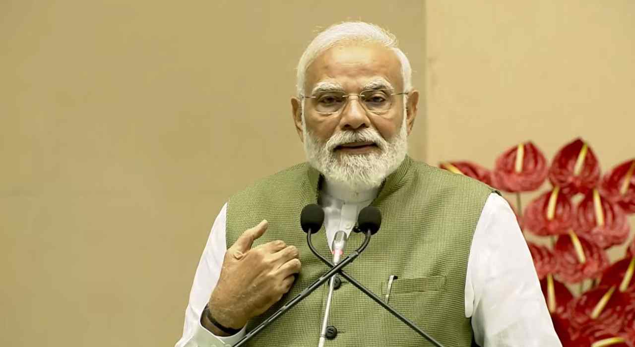 Delhi News: PM मोदी ने रामनाथ कोविंद की आत्मकथा का किया विमोचन, बोले- भारतीय लोकतंत्र और समाज के लिए बनेगी धरोहर