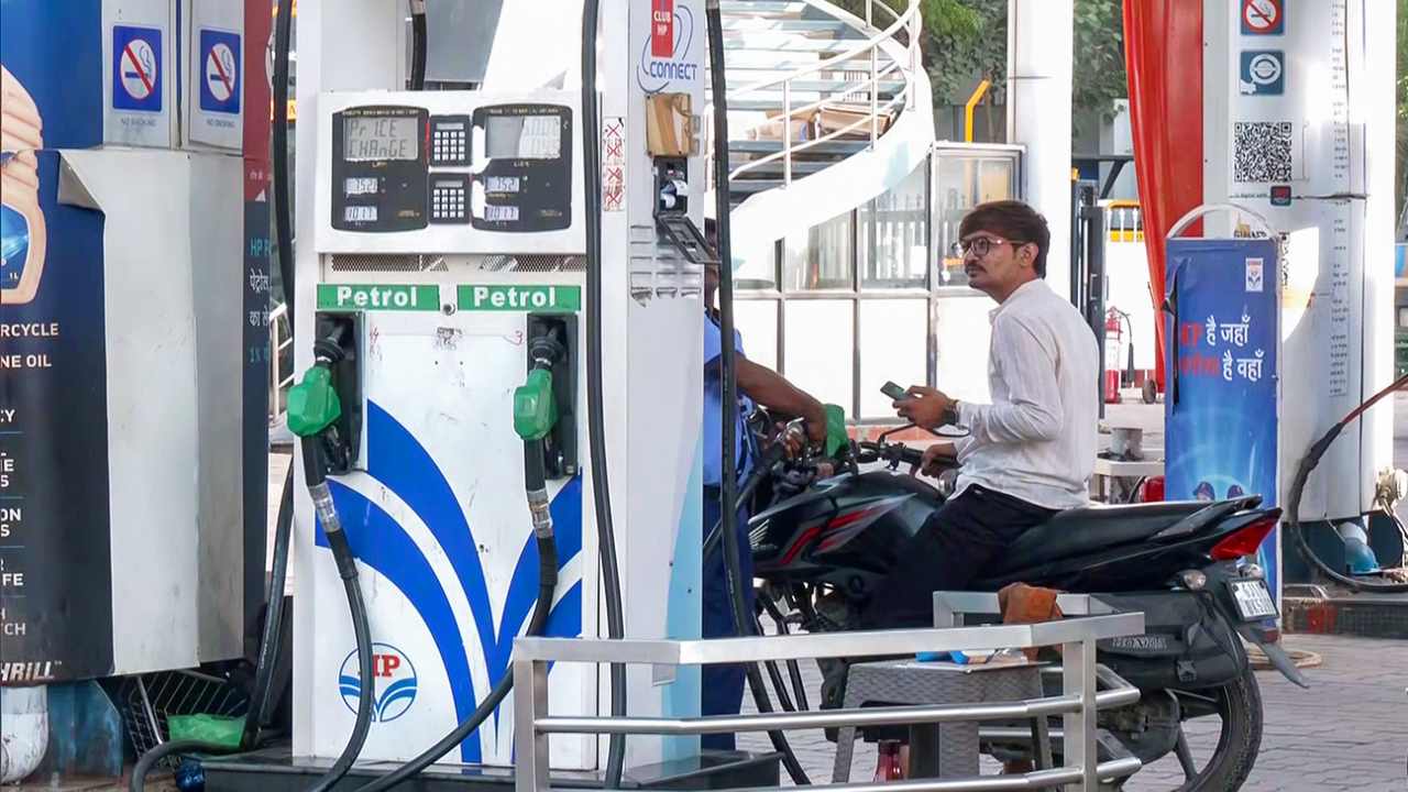 Petrol-Diesel News: पेट्रोल पर एक्सपोर्ट ड्यूटी बढ़ी, डीजल पर घटी; क्या आपकी जेब पर भी पड़ेगा असर, जानिए