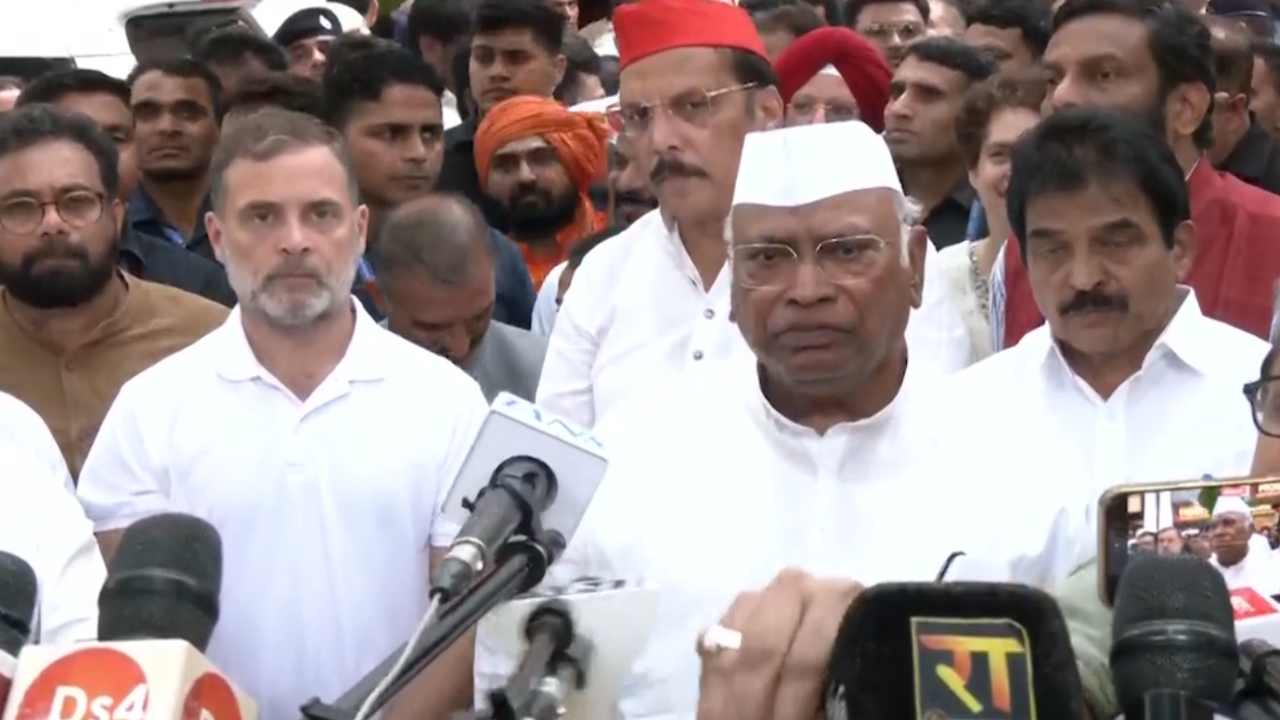 Political News: खरगे बोले- ‘वोट का अधिकार छीनने की कोशिश’, राहुल गांधी ने लगाए गंभीर आरोप