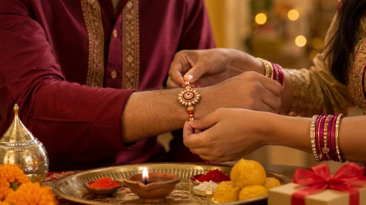 रक्षाबंधन पर छात्राओं ने अधिकारियों को बांधी राखी, फिर बताईं स्कूल और सुरक्षा से जुड़ी समस्याएं