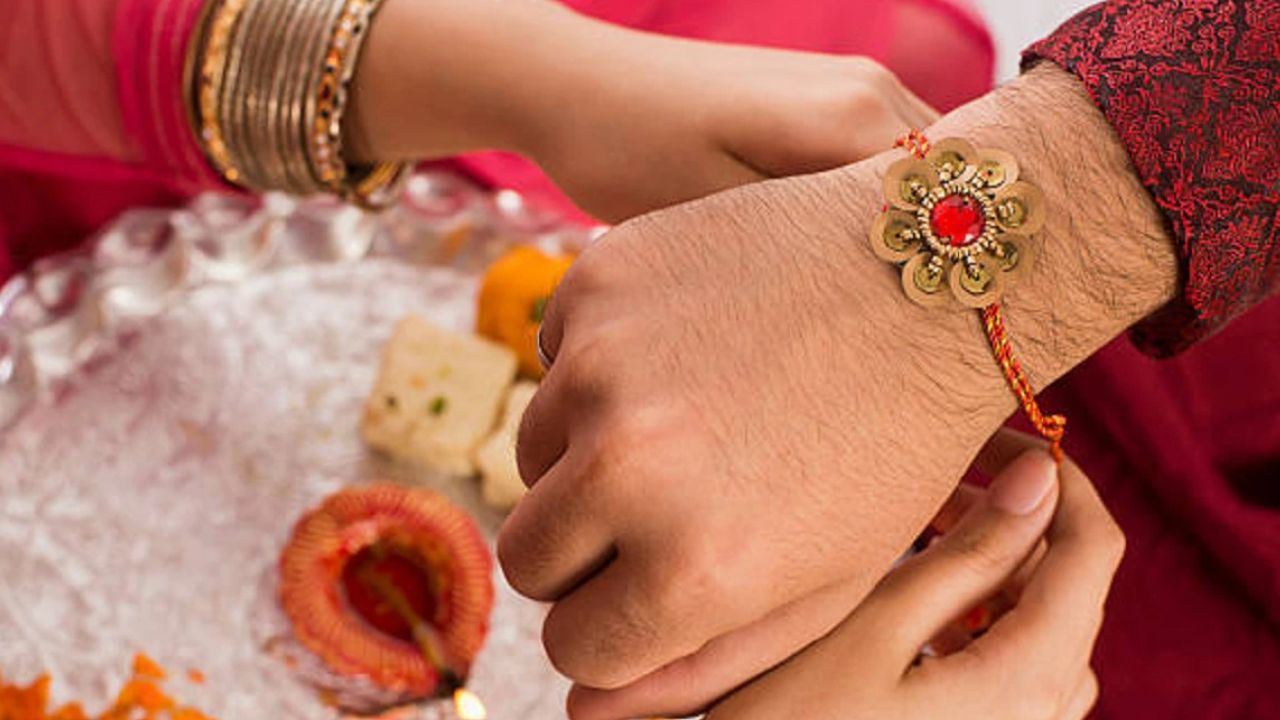 Raksha Bandhan 2026: पहली बार पाताल लोक में बनाया गया था रक्षा बंधन! जानें राजा बलि और माता लक्ष्मी की कथा