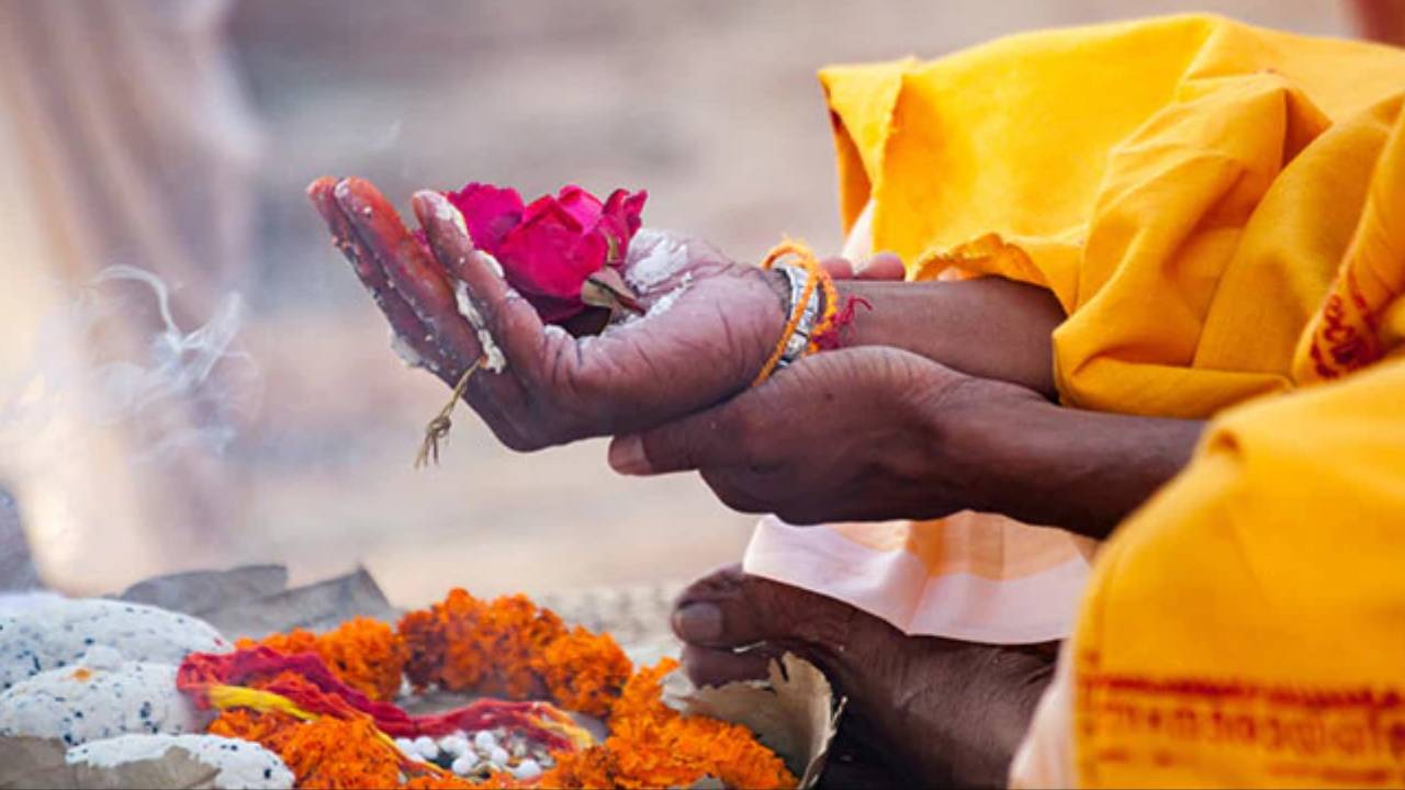 Sarva Pitru Amavasya 2026: सर्वपितृ अमावस्या के दिन करें ये खास दान, पितरों के आर्शीवाद से बदल जाएगी आपकी किस्मत