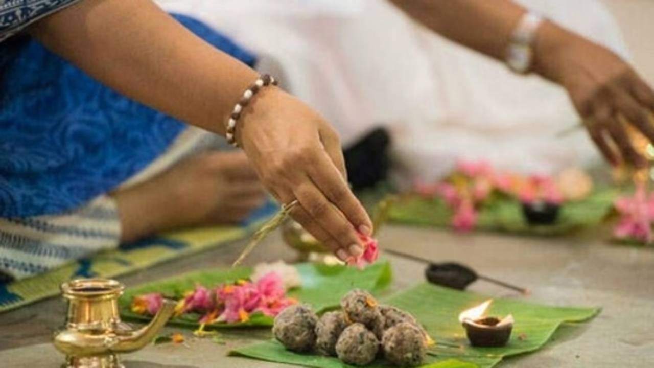 Shradh 2026: श्राद्ध करने से पितरों को मिलती है संतुष्टि, नहीं करने पर होता बड़ा नुकसान; जानें पितृ पक्ष से जुड़ी ये मान्यता