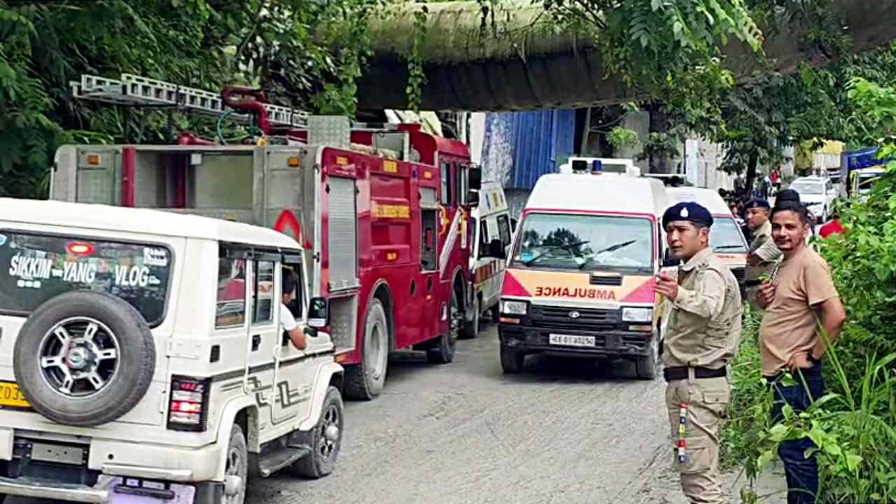 Sikkim News: सिक्किम में सुरंग बनी मौत का जाल, मीथेन ब्लास्ट के बाद 7 मजदूरों की जान गई