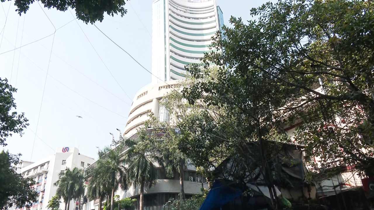 Stock Market Crash: शेयर बाजार में हाहाकार, सेंसेक्स 525 अंक लुढ़का; निफ्टी 22,600 के नीचे