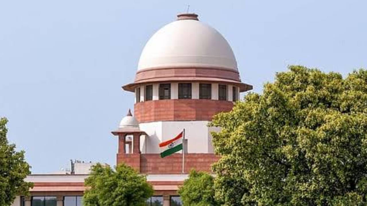 Supreme Court Jobs: सुप्रीम कोर्ट में नौकरी करने का मौका, कोर्ट मास्टर के 20 पदों पर निकली भर्ती;  जानें योग्यता