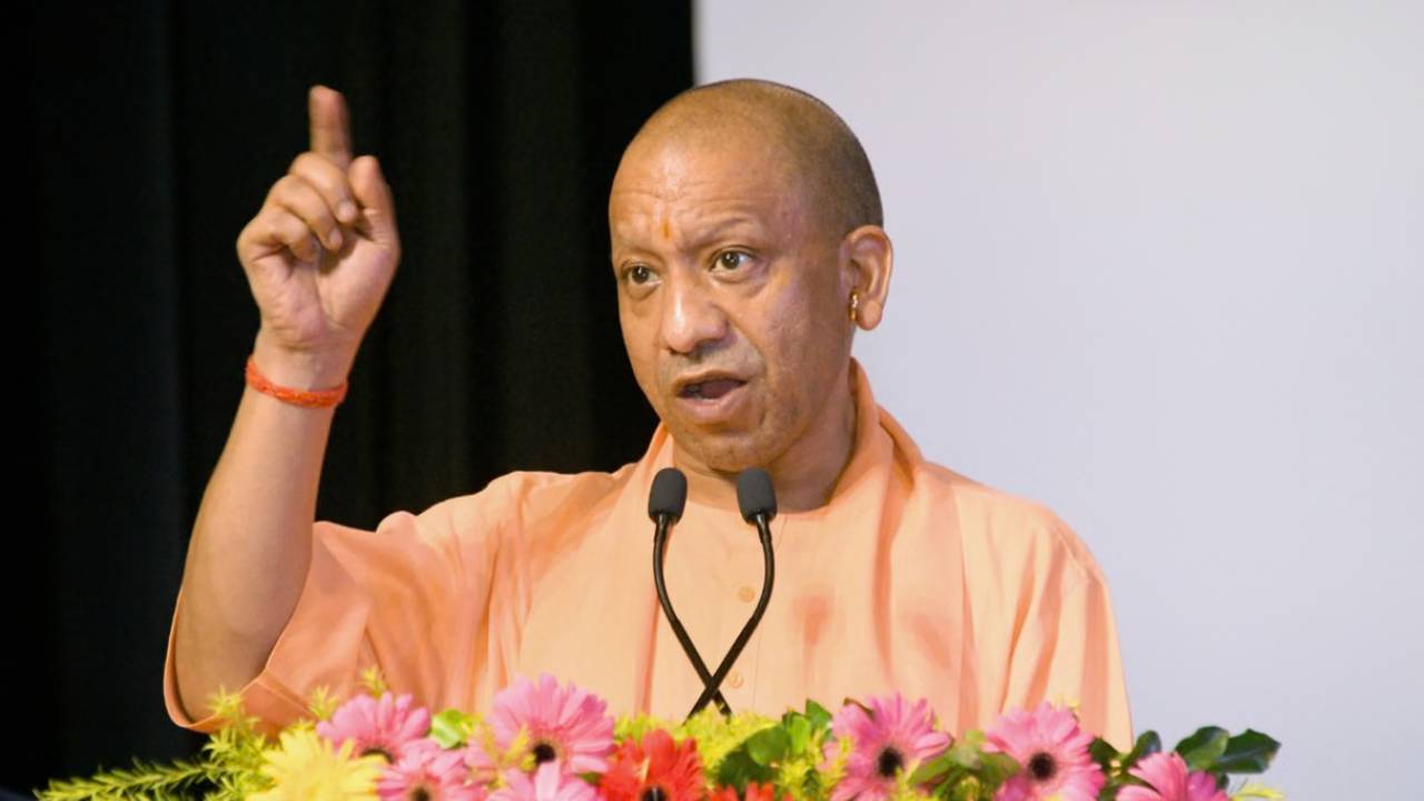UP News: CM योगी ने जनता दर्शन में सुनीं लोगों की शिकायतें, अधिकारियों को दिए समाधान देने के कड़े निर्देश
