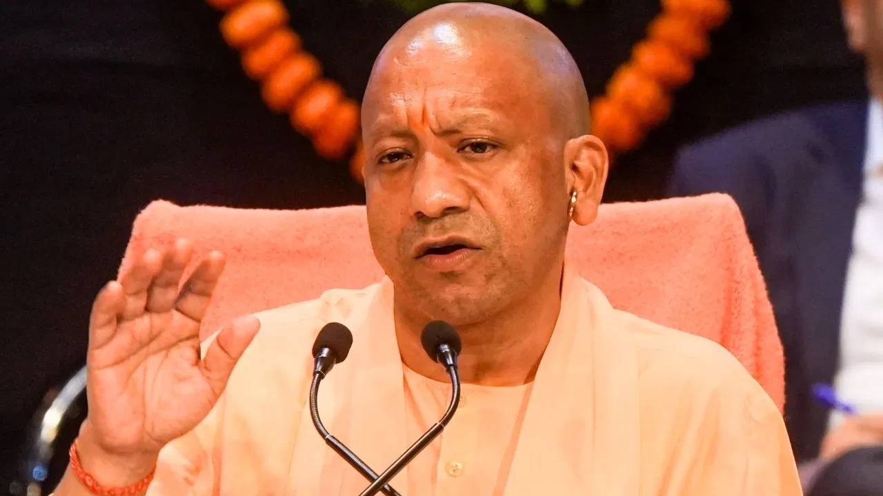 UP News: CM योगी ने 'जनता दर्शन' में सुनीं फरियादियों की शिकायतें, भू-माफिया पर कार्रवाई के दिए निर्देश