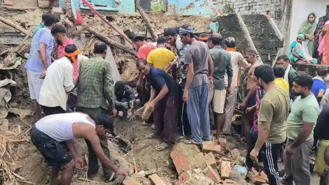 UP News: कच्चा मकान ढहने से मलबे में दब गया पूरा परिवार, कानपुर में पिता समेत तीन बेटियों की दर्दनाक मौत; 1 की हालत गंभीर