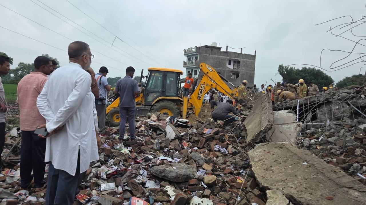 UP News: कौशांबी पटाखा फैक्ट्री विस्फोट मामले में प्रशासन का बड़ा एक्शन, 7 पुलिसकर्मी सस्पेंड; हादसे में 11 जिंदगियां बुझी