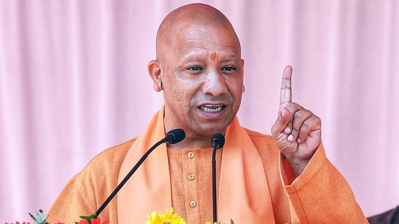 UP News: जनता दर्शन में CM योगी ने सुनीं लोगों की फरियाद, अधिकारियों को दिए शिकायतें दूर करने के निर्देश