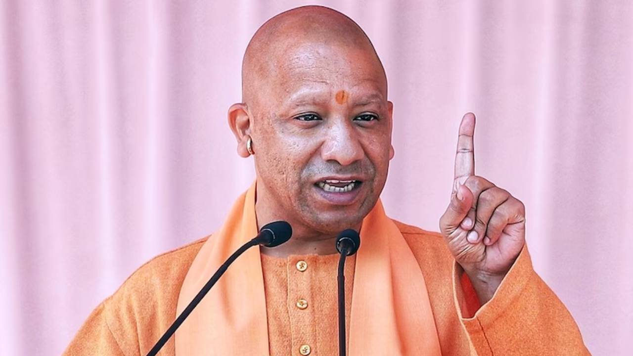 UP News: 'भारत की पहचान सनातन परंपरा में...', CM योगी का बड़ा संदेश; मोदी सरकार की योजनाओं पर दिया जोर