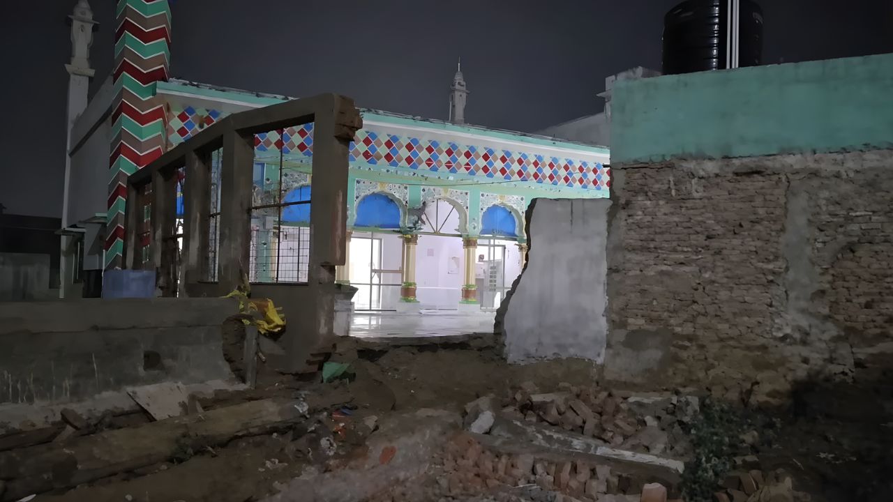 UP News: भारी बारिश बनी हादसे का कारण...बुलंदशहर में मस्जिद की दीवार ढहने से तीन की मौत, 3 अन्य लोग घायल
