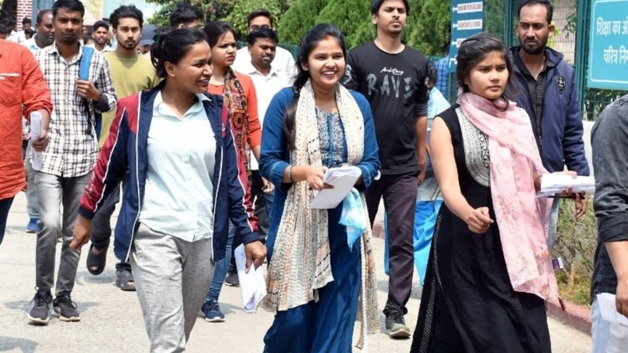 UPSSSC का PET एग्जाम UP में शुरू, राज्य के 60 केंद्रों पर हो रही है परीक्षा