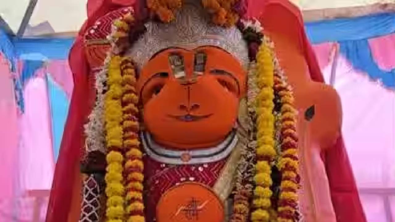 उज्जैन में सड़क चौड़ीकरण के बीच अडिग खड़े 8 फीट के खड़े हनुमान, वजह जानने के लिए जुटेंगे इतिहासकार