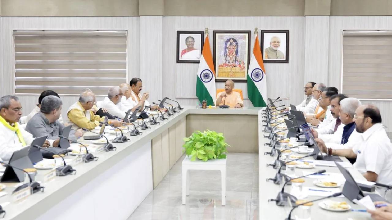 Uttar Pradesh News: अब यूपी में छात्राओं को मिलेगी स्कूटी, योगी कैबिनेट ने 18 प्रस्तावों को दी हरी झंडी