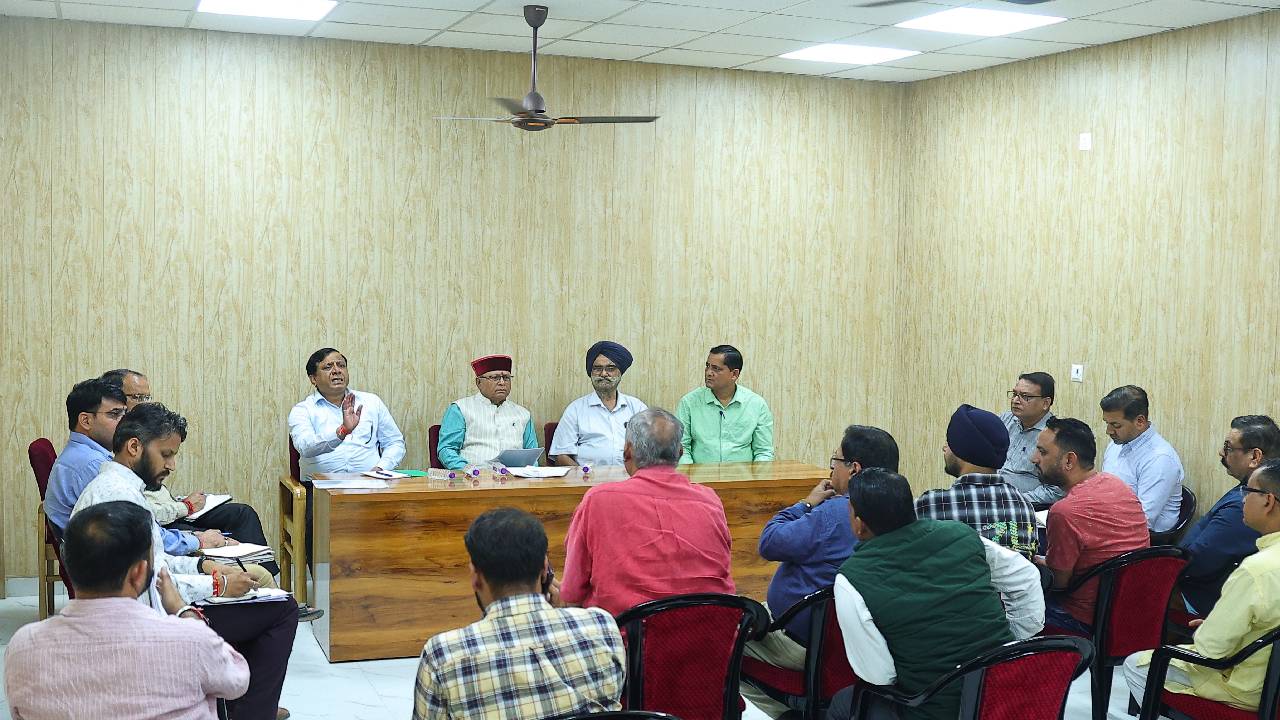 देहरादून में आढ़त बाजार के व्यापारियों को जल्द मिलेंगी दुकानें, मंत्री खजान दास ने अधिकारियों को दिए निर्देश
