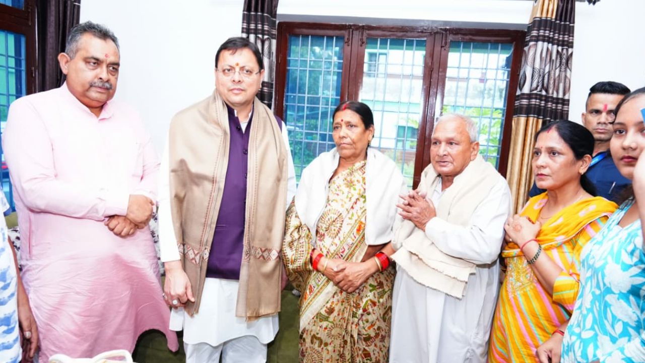 शहीद अमित अणथ्वाल के घर पहुंचे CM धामी, परिजनों से की मुलाकात, बोले- शहीद परिवारों के साथ खड़ी है सरकार