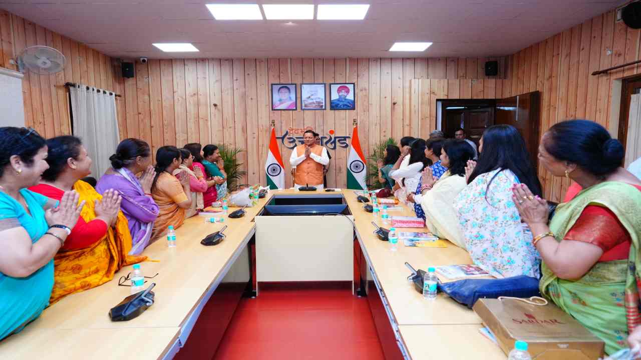 Uttarakhand News: 5 साल के सफल कार्यकाल पर CM धामी का सम्मान, भाजपा महिला मोर्चा ने जताया आभार