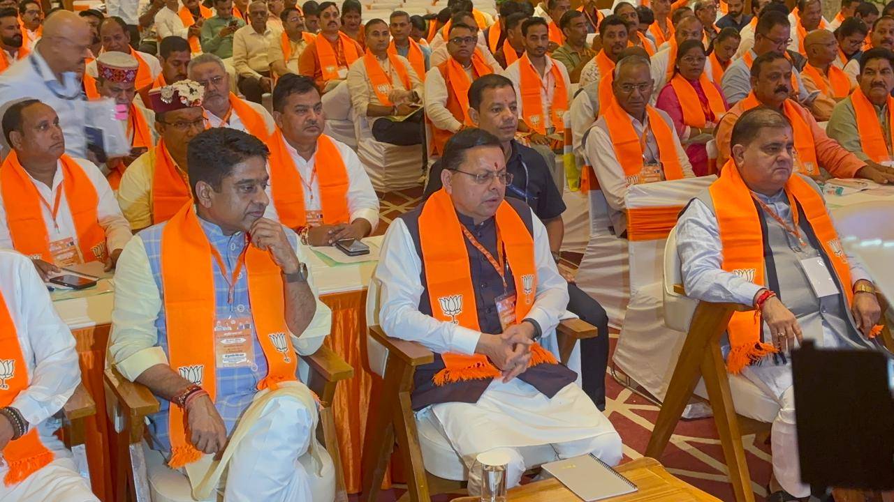 Uttarakhand News: CM धामी और प्रदेश अध्यक्ष महेंद्र भट्ट की मौजूदगी में सुनी गई PM मोदी की 137वीं मन की बात, स्वच्छता और आत्मनिर्भरता पर दिया जोर
