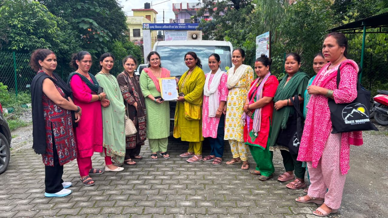 Uttarakhand News: ‘Waste No More in Dehradun’ परियोजना होगी अब और भी मजबूत, पर्यावरण सखियों को मिला कचरा संग्रहण वाहन