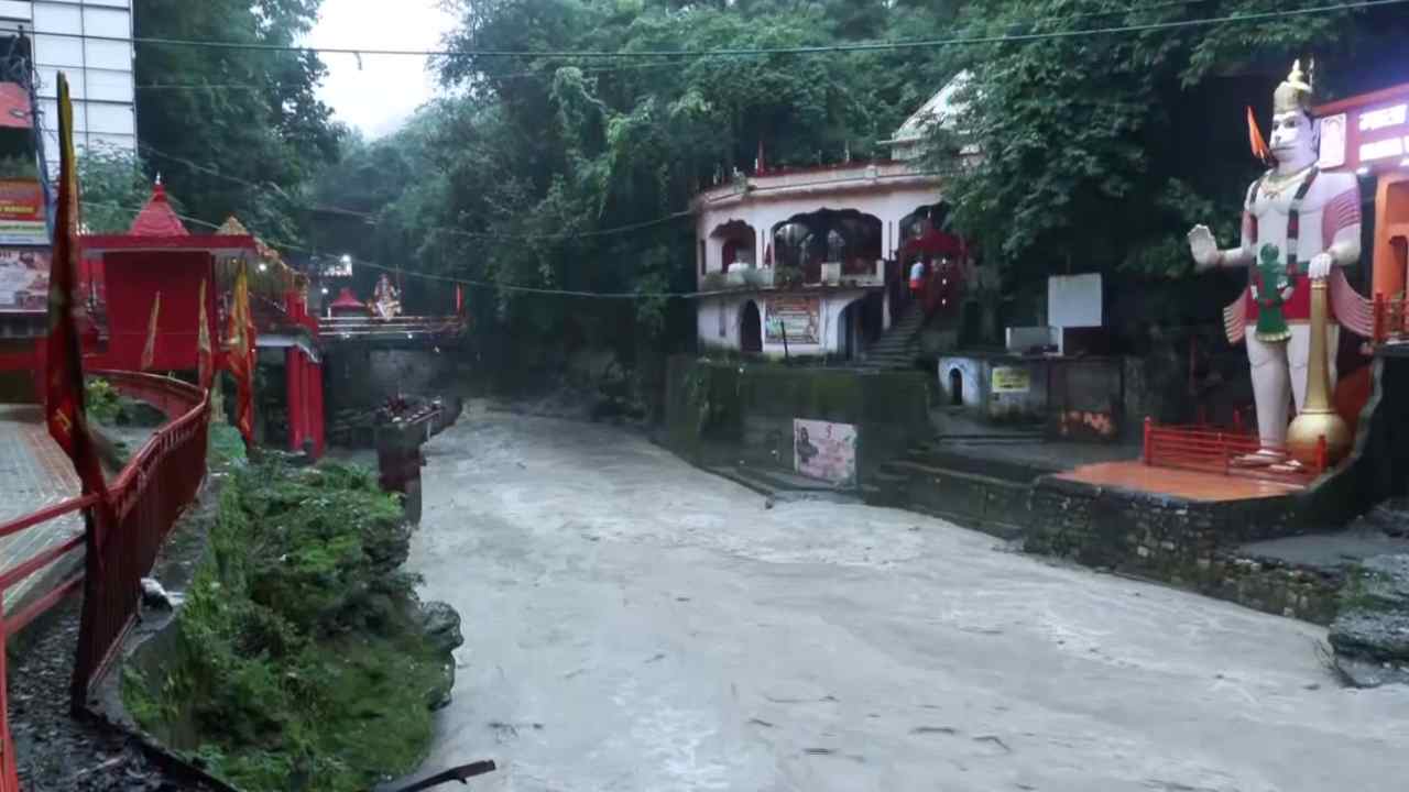 Uttarakhand News: उत्तराखंड के देहरादून में भारी बारिश का कहर, 97 सड़कें बंद, स्कूलों की छुट्टी का आदेश