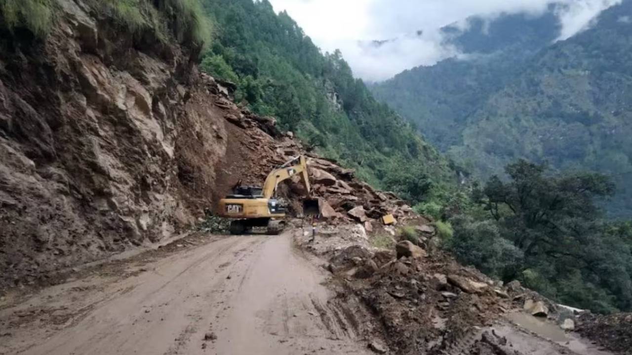 Uttarakhand News: उत्तराखंड में लगातार बारिश ने रोकी चारधाम यात्रा, केदारनाथ मार्ग पर लैंडस्लाइड; 1500 से ज्यादा तीर्थयात्री सुरक्षित
