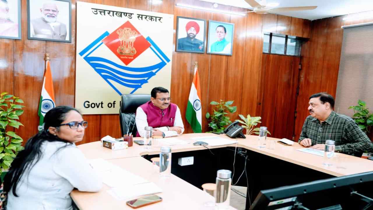 Uttarakhand News: उत्तराखंड में स्वास्थ्य सुविधाओं को लेकर मुख्य सचिव ने की समीक्षा, अधिकारियों को दिए जरूरी निर्देश