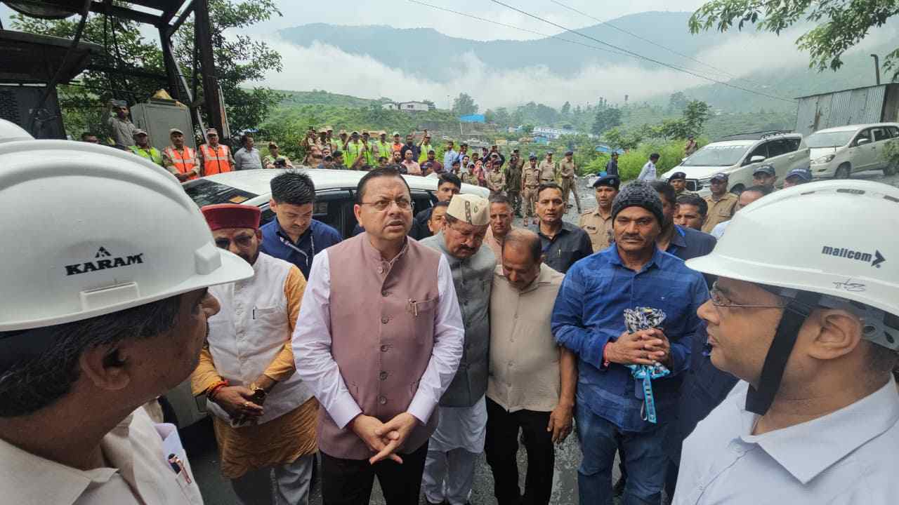 Uttarakhand News: टनल हादसे के बाद एक्शन में CM धामी, चमोली पहुंचकर रेस्क्यू ऑपरेशन का लिया जायजा
