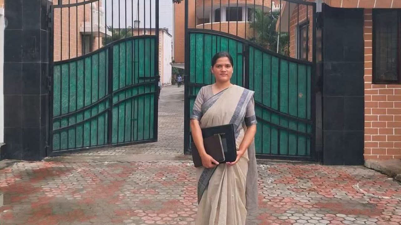 Uttarakhand News: पिता की चाय की दुकान और बेटी का मजबूत हौसला, पीपलकोटी की दृष्टि शाह बनीं पूर्ति निरीक्षक