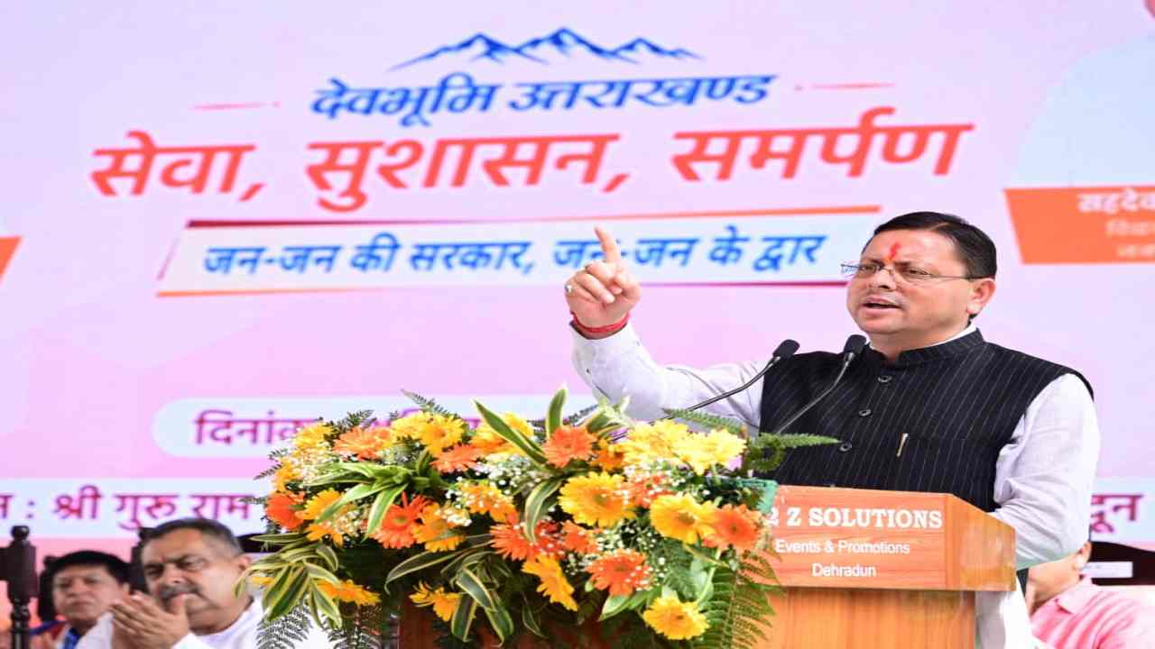 Uttarakhand News: 'मुख्य सेवक' धामी फिर पहुंचे जनता के बीच, शिविर में सुनीं समस्याएं; बबली देवी को घंटों में मिली सिलाई मशीन