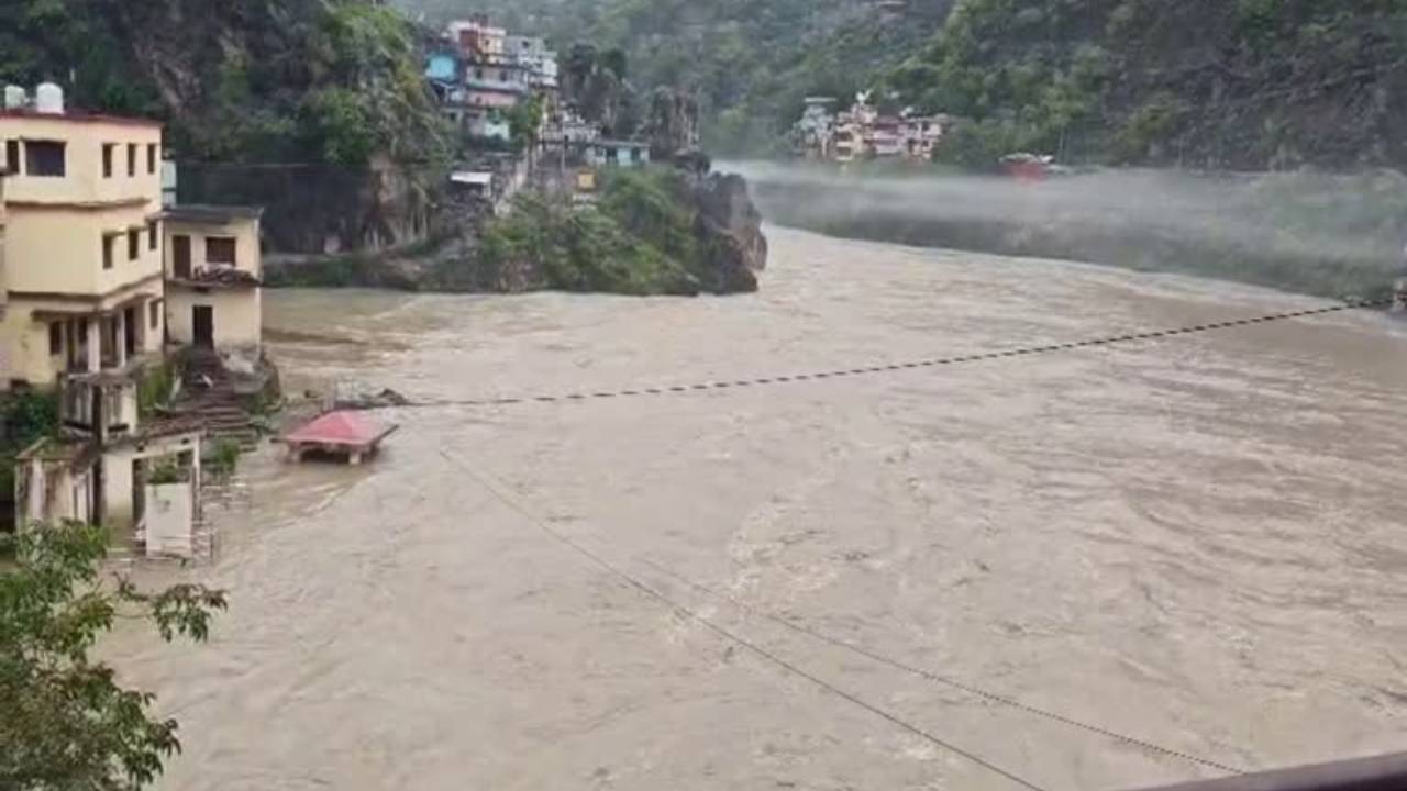 Uttarakhand News: रुद्रप्रयाग में लगातार बारिश का दौर, अलकनंदा-मंदाकिनी नदी खतरे के निशान के करीब; प्रशासन का अलर्ट जारी