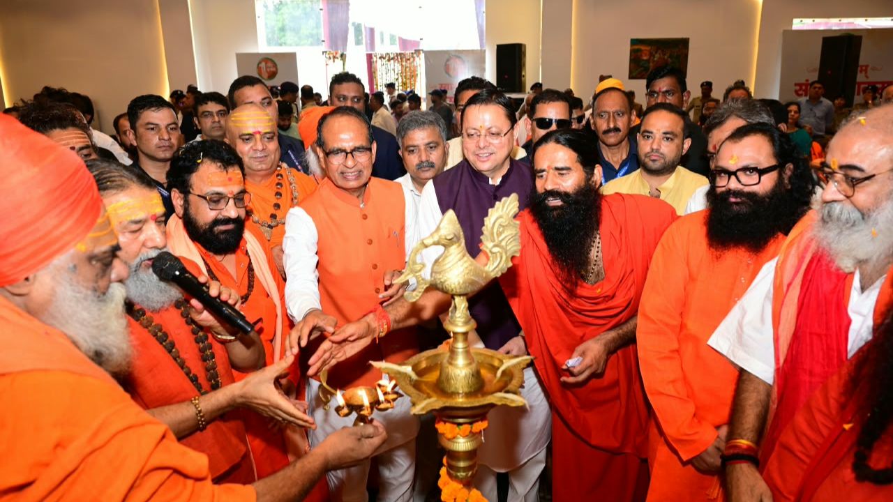 Uttarakhand News: शिवराज सिंह चौहान और CM धामी ने संतों के साथ ‘एक राष्ट्र-एक चुनाव’ का किया समर्थन, बोले – यह राष्ट्रहित का मुद्दा…