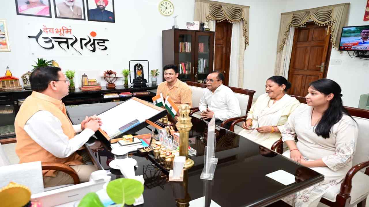 Uttarakhand News: सीएम मुख्यमंत्री धामी से मिले शेफ केशव नेगी, सहयोग के लिए जताया आभार