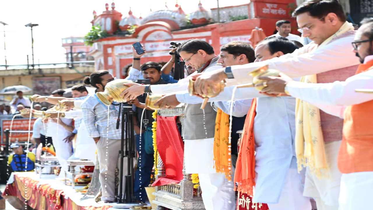 Uttarakhand News: हरिद्वार में कैबिनेट बैठक से पहले CM धामी ने मंत्रियों संग की गंगा पूजा, PM मोदी के लिए मांगा आशीर्वाद