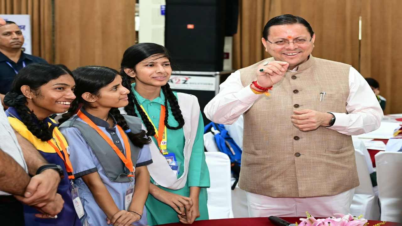 Uttarakhand News: सीएम धामी का बड़ा ऐलान, सरकारी स्कूलों के 10वीं-12वीं के छात्रों को DBT से मिलेंगे टैब