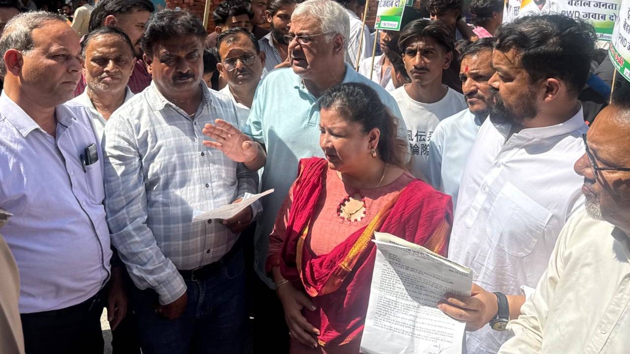 Uttrakhand News:देहरादून की जर्जर सड़कों और जलभराव के खिलाफ कांग्रेस का प्रदर्शन, PWD मुख्य अभियंता को सौंपा ज्ञापन