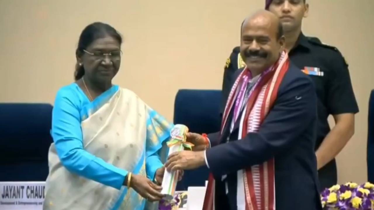 Uttrakhand News:उत्तराखंड के गबर सिंह बिष्ट को राष्ट्रीय शिक्षक पुरस्कार-2026, राष्ट्रपति द्रौपदी मुर्मू ने किया सम्मानित
