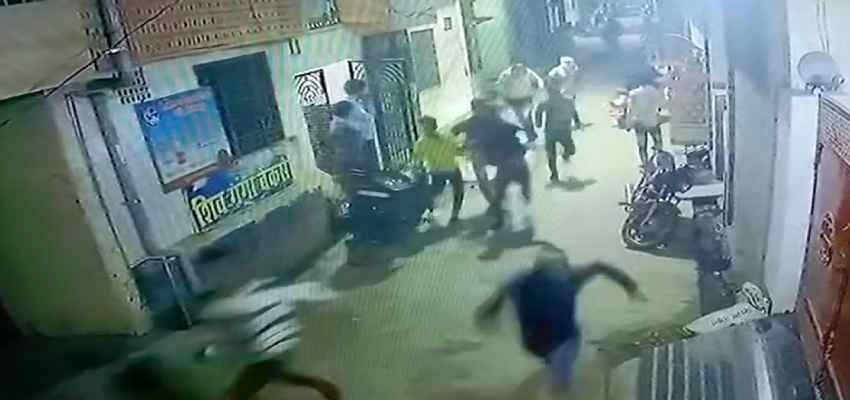 UP CRIME: भागता रहा युवक, 6 बदमाशों ने दौड़कर रॉड-डंडे से मारा, वीडियो हुआ वायरल