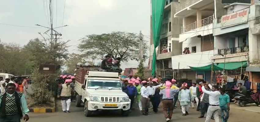 MP: डिंडौरी जिला के इतिहास में एक साथ निकली 300 दूल्हों की बारात, मुख्यमंत्री कन्या विवाह योजना के अंतर्गत हुआ बड़ा आयोजन